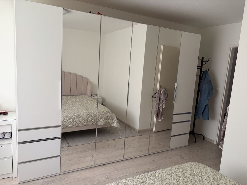 Grosser Kleiderschrank weiss mit Spiegel (Gebraucht) in Benglen für CHF 90 – nur Abholung auf Ricardo kaufen