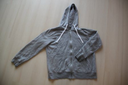 Grauer Kapuzenpullover mit Reissverschluss