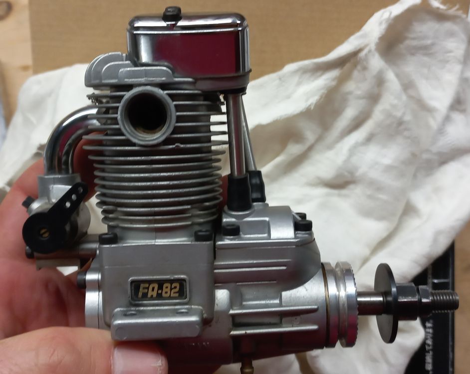 Moteur 4 Temps Saito FA-82b – Pour Modélisme – Inclut Silencieux Et Fiche De Préchauffage – Fabriqué Au Japon