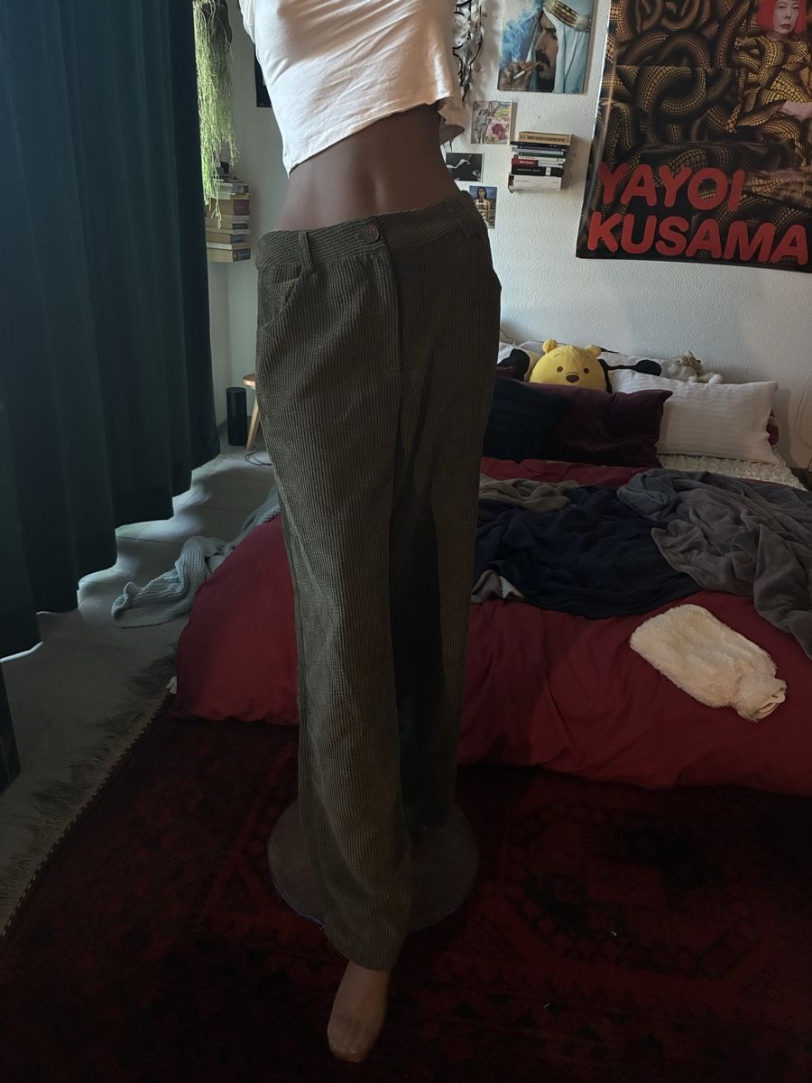 Pantaloni: Dunkelgrüne weite Hose – Usato da Ueberstorf venduto da nai_9z9s