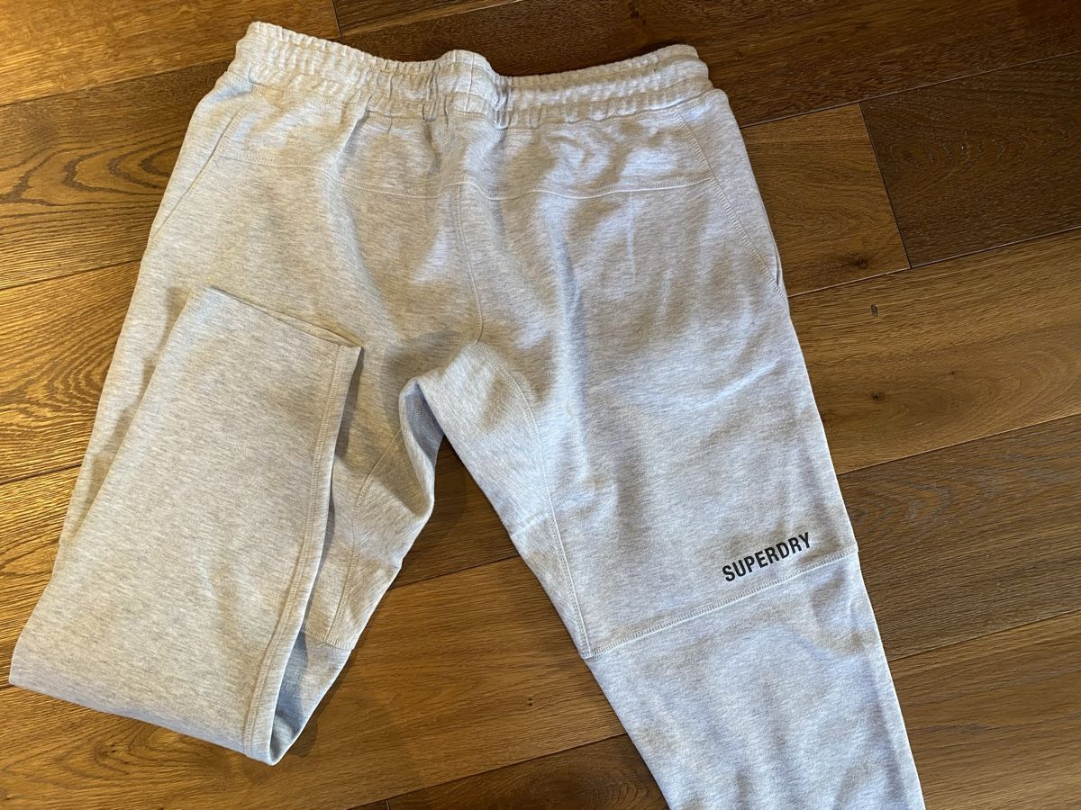 Superdry Pantaloni: Superdry Tech Jogginghose mit Karottenschnitt Gr. L – Nuovo (secondo la descrizione) da Effingen venduto da Daizyy 2