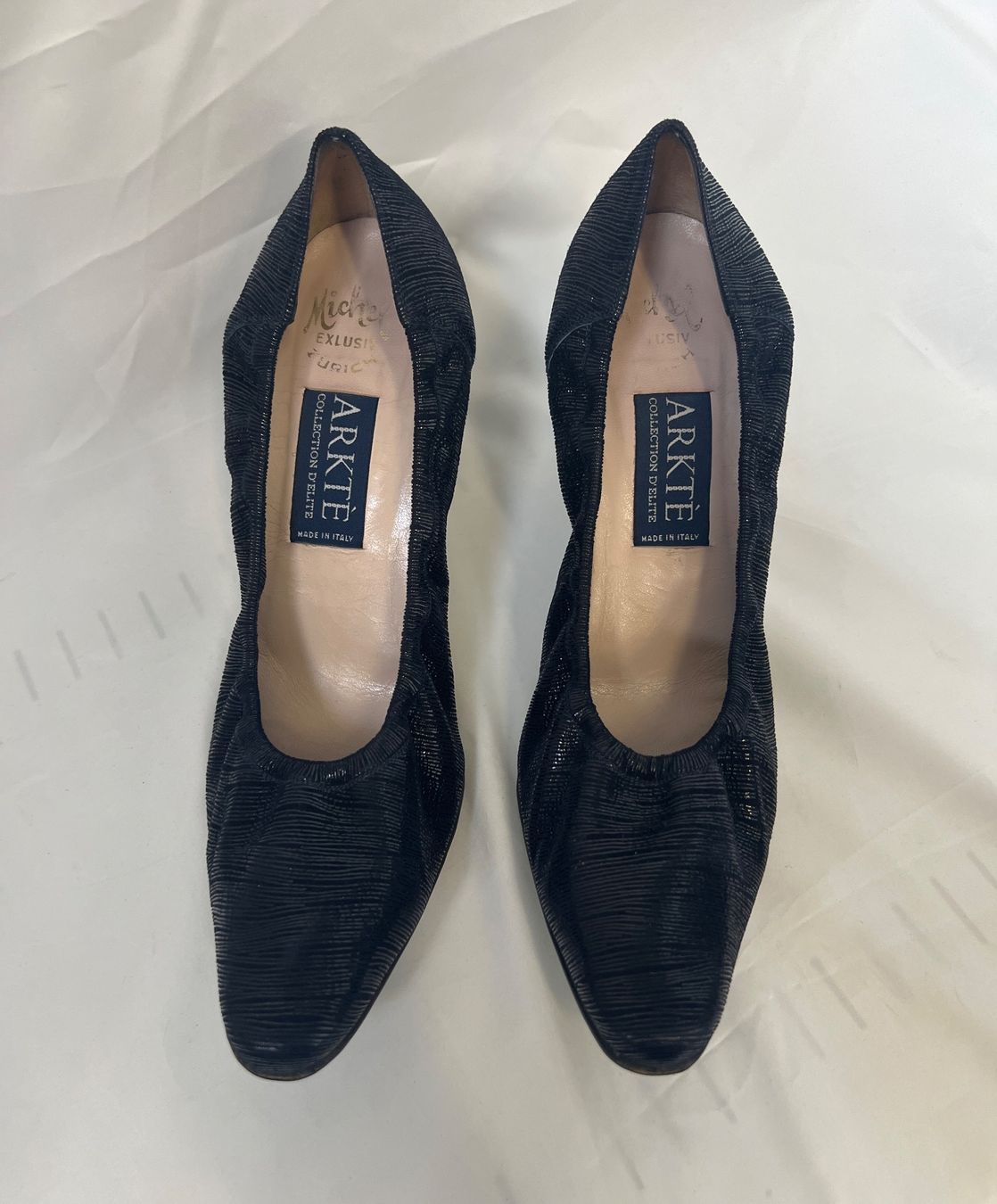 Damenschuhe: Dunkelblaue Wildleder Pumps – Gebraucht aus Zürich von Drahtzug