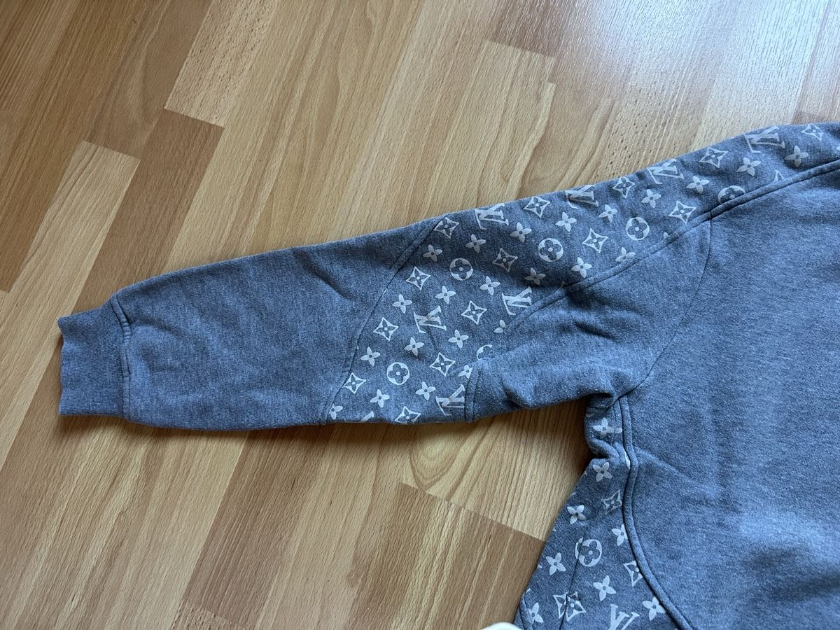 Louis Vuitton Pulls & Sweat-shirts: Kapuzenpullover Louis Vuitton grau mit Monogramm Muster – D'occasion à Oetwil am See par ani_7x9l 4