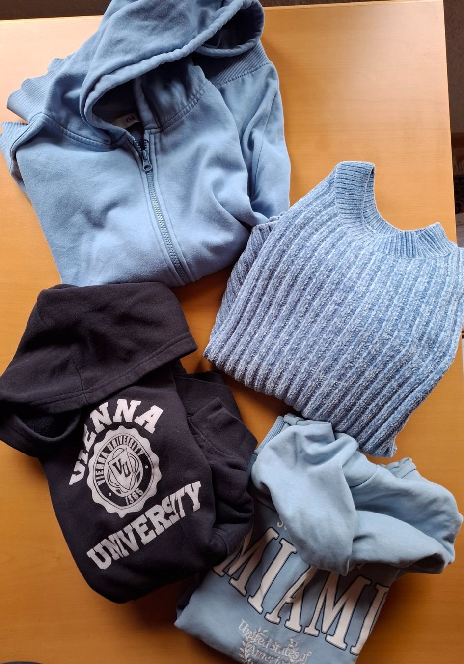 Pullover & Sweatshirts: 6 Pullover und Hoodies Set hellblau 152/164 – Gebraucht aus Dorf von Exena