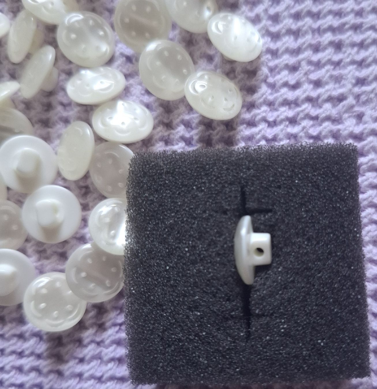 Knöpfe: 1 Lot Knöpfe, weiss mit Muster, 12 mm. – Neu (gemäss Beschreibung) aus Dietikon von Hirschkopf 2