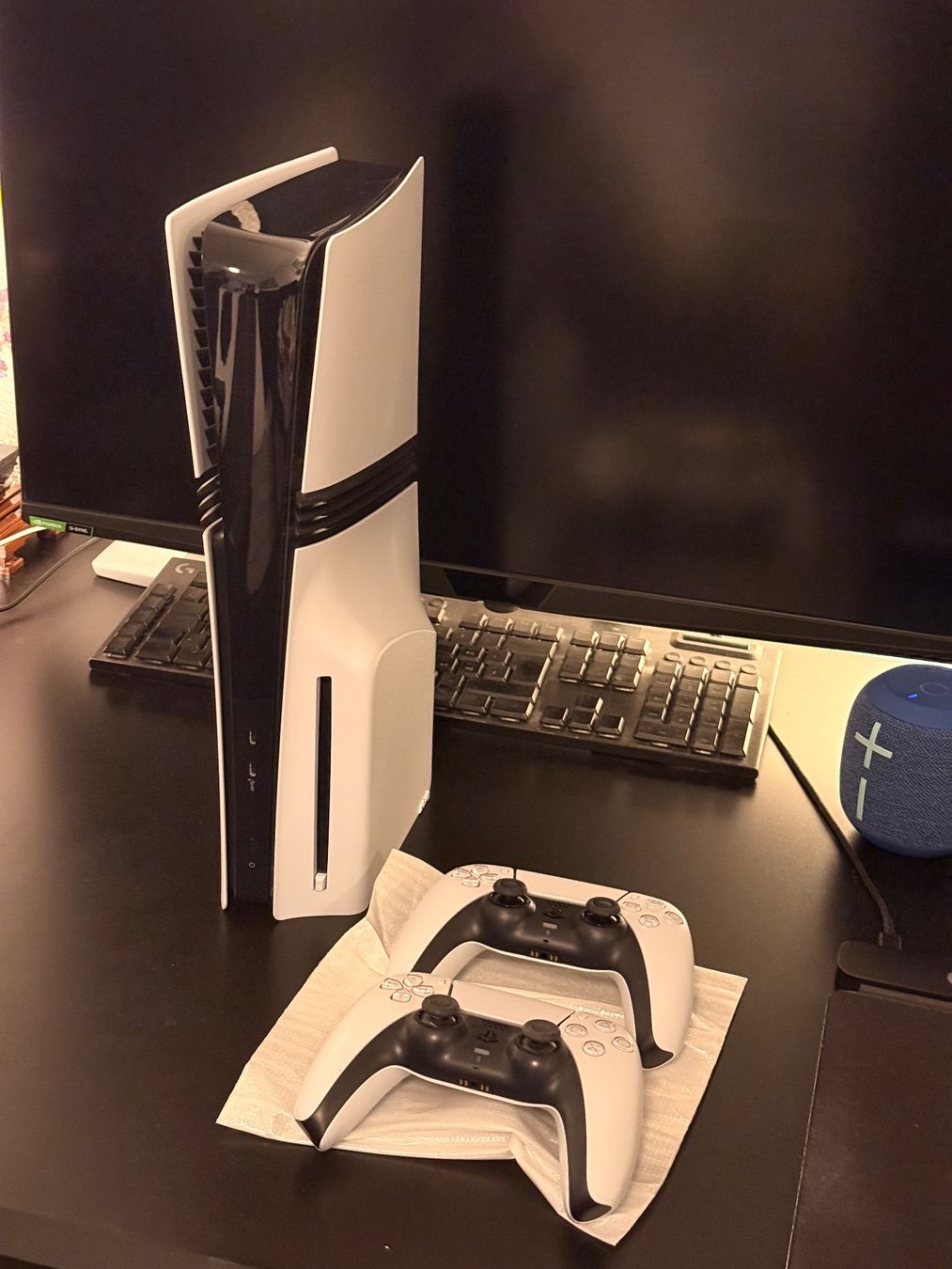 Sony Console: Playstation 5 pro disc + 2 Controller – Usato da Kloten venduto da Nalhza