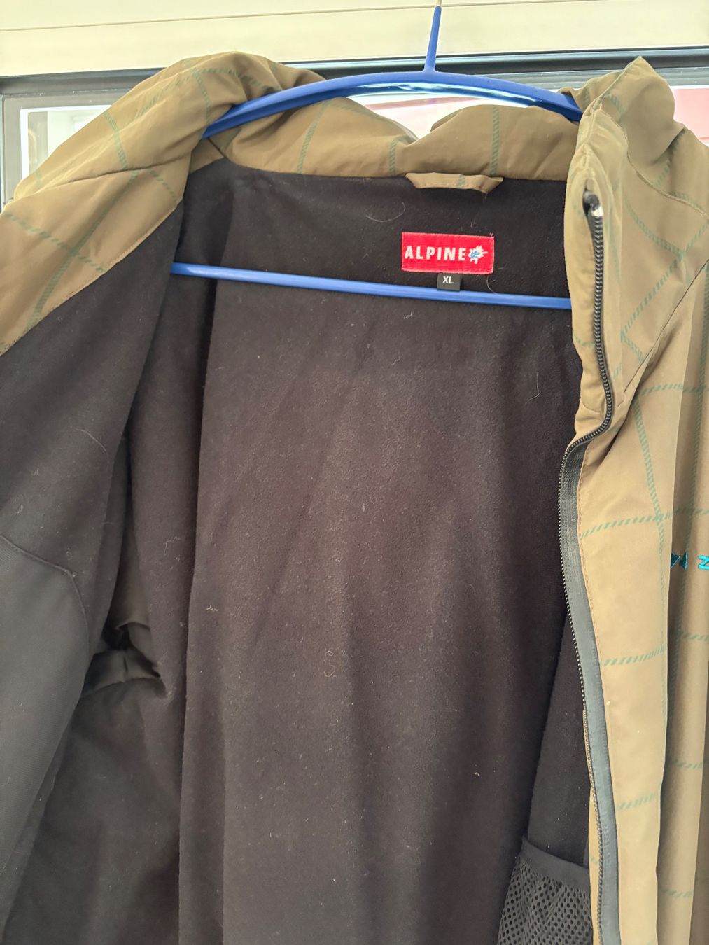 Jacken: Winterjacke mit Kapuze – Gebraucht aus Münchenstein von Fandango2 2