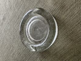 Massives Glas als Untersatz für Kerze