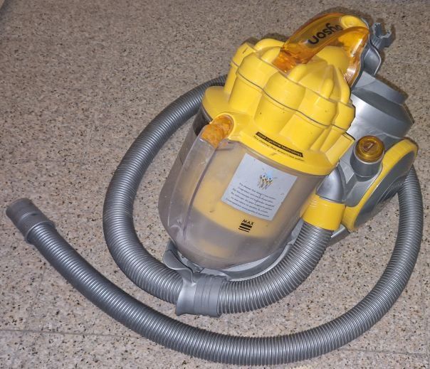 Dyson DC08 Max Staubsauger inkl. Zubehör | Kaufen auf Ricardo