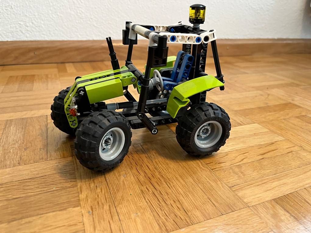 Baukästen: Lego Technic Traktor – Gebraucht aus Bassersdorf von Anp7902