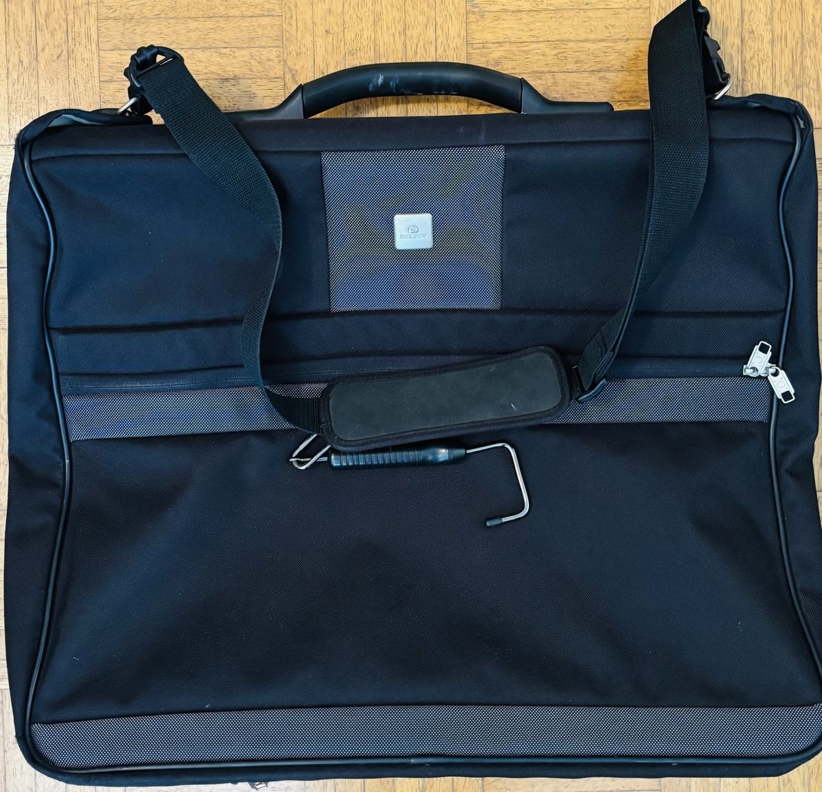 Delsey Borse: Garment Bag Black Good Condition 80cm – Usato da Rüschlikon venduto da ArnaudEichenberger