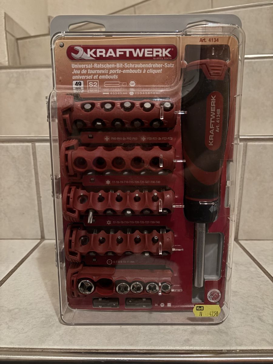 Kraftwerk Tutti gli attrezzi: Kraftwerk Universal-Ratschen-Bit-Schraubendreher-Satz – Nuovo e nell'imballaggio originale da Meilen venduto da Harley.