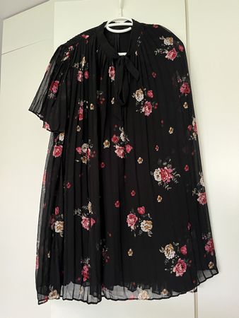 Zara Sommerkleid mit Blumenmuster, Grösse S, neuwertig!