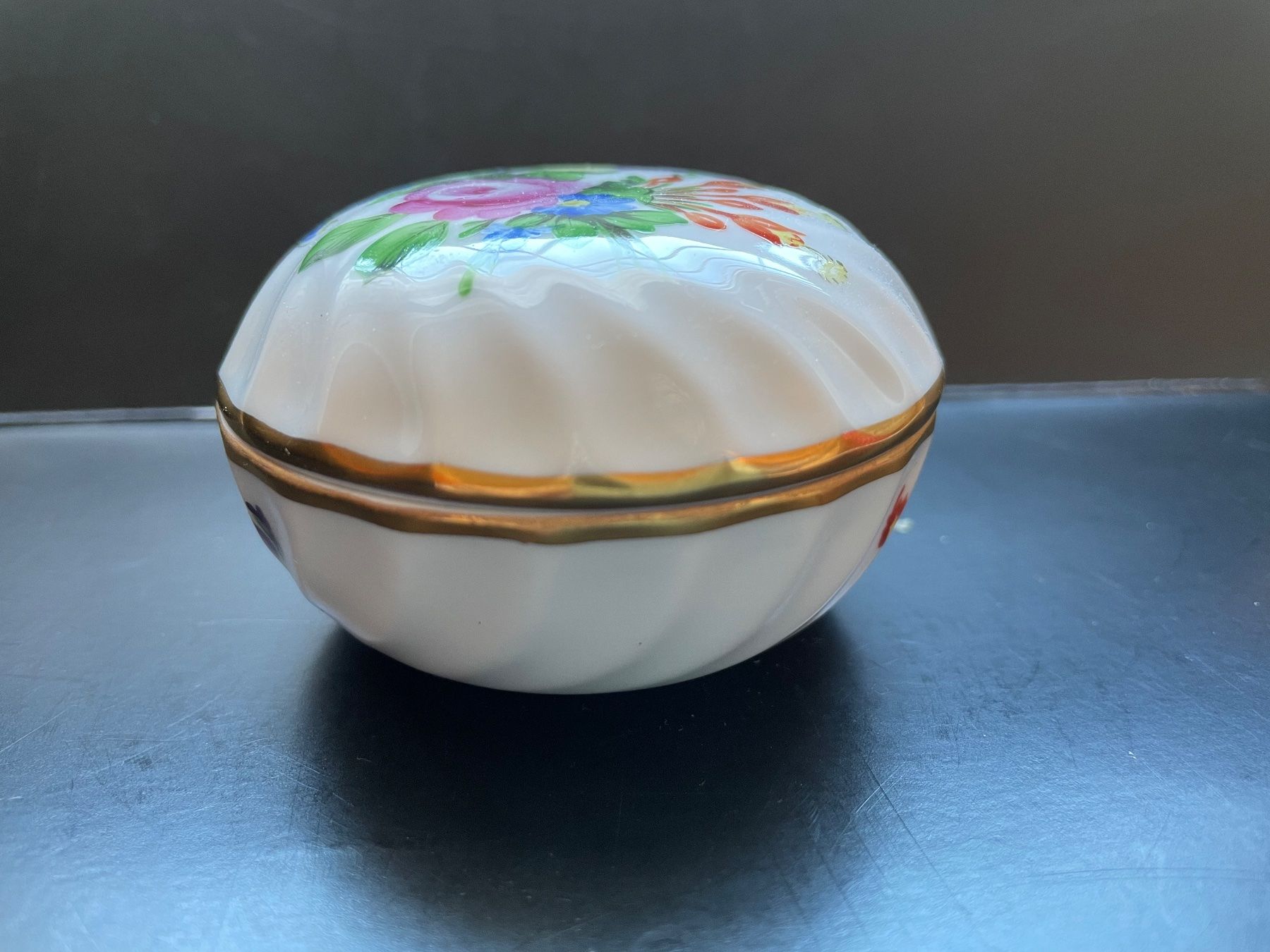Herend Zuckerdosen: Herend Porzellan Dose mit bunter Blumen – Gebraucht aus siebnen von minte 3