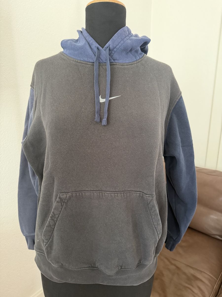 Nike Pulls & Sweat-shirts: Nike Hoodie dreifarbig M – D'occasion à Zürich par chi_9dfb 1