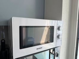 SEVERIN Mikrowelle 700 W – Weiss – mit Auftaufunktion