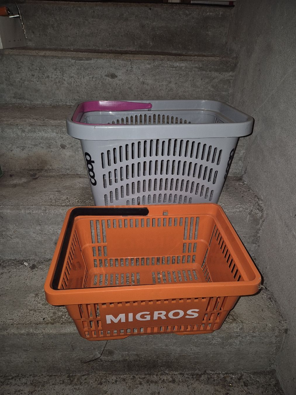 Sonstiges für Haushalt & Wohnen: Migros und Coop Einkaufskörbe – Gebraucht aus Vilters von Fleiflomi