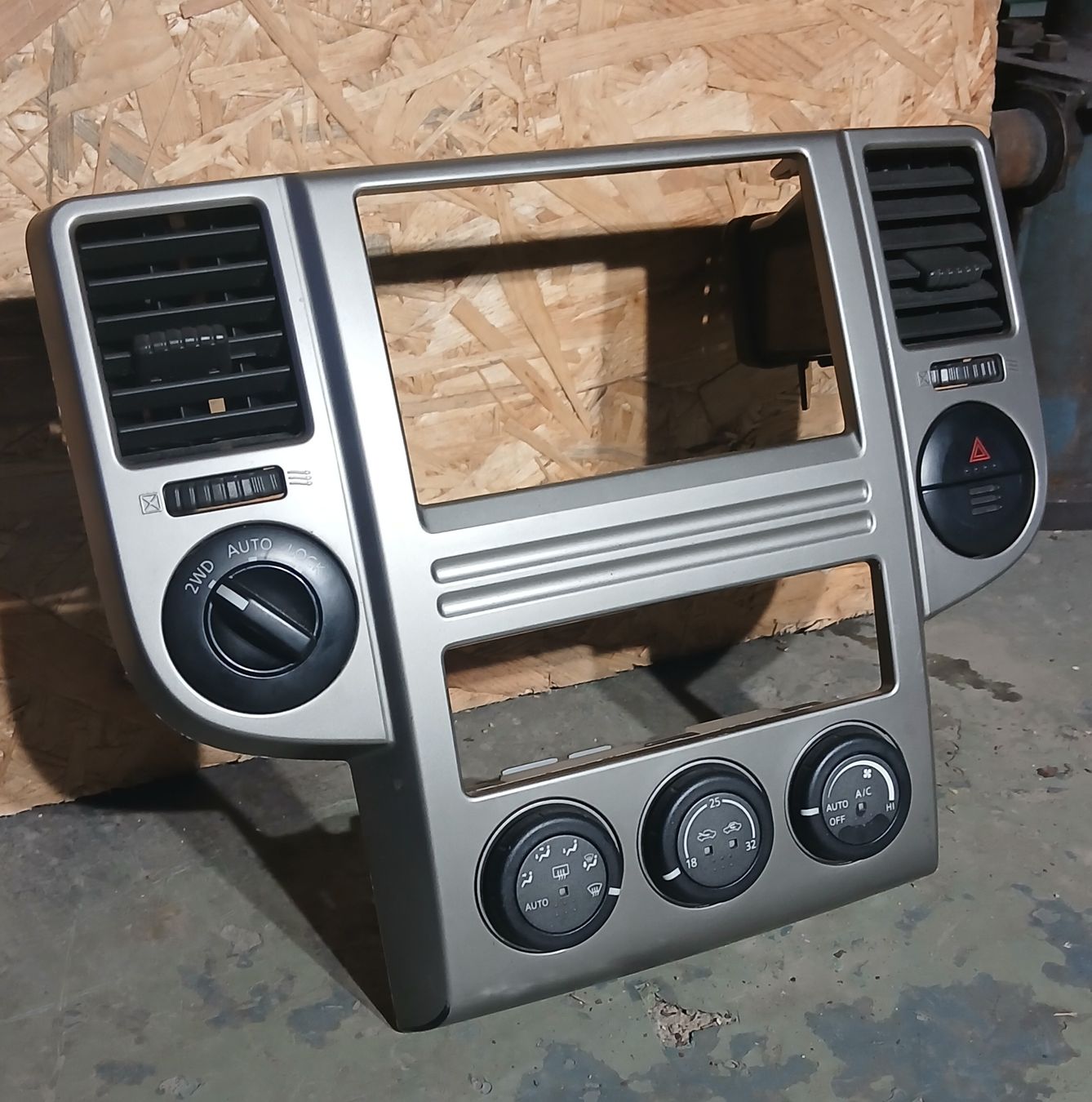 Nissan Tutti pezzi di ricambio auto: Commande de bord Nissan XTrail 2001-2007 – Usato da la heutte venduto da Auto-stock