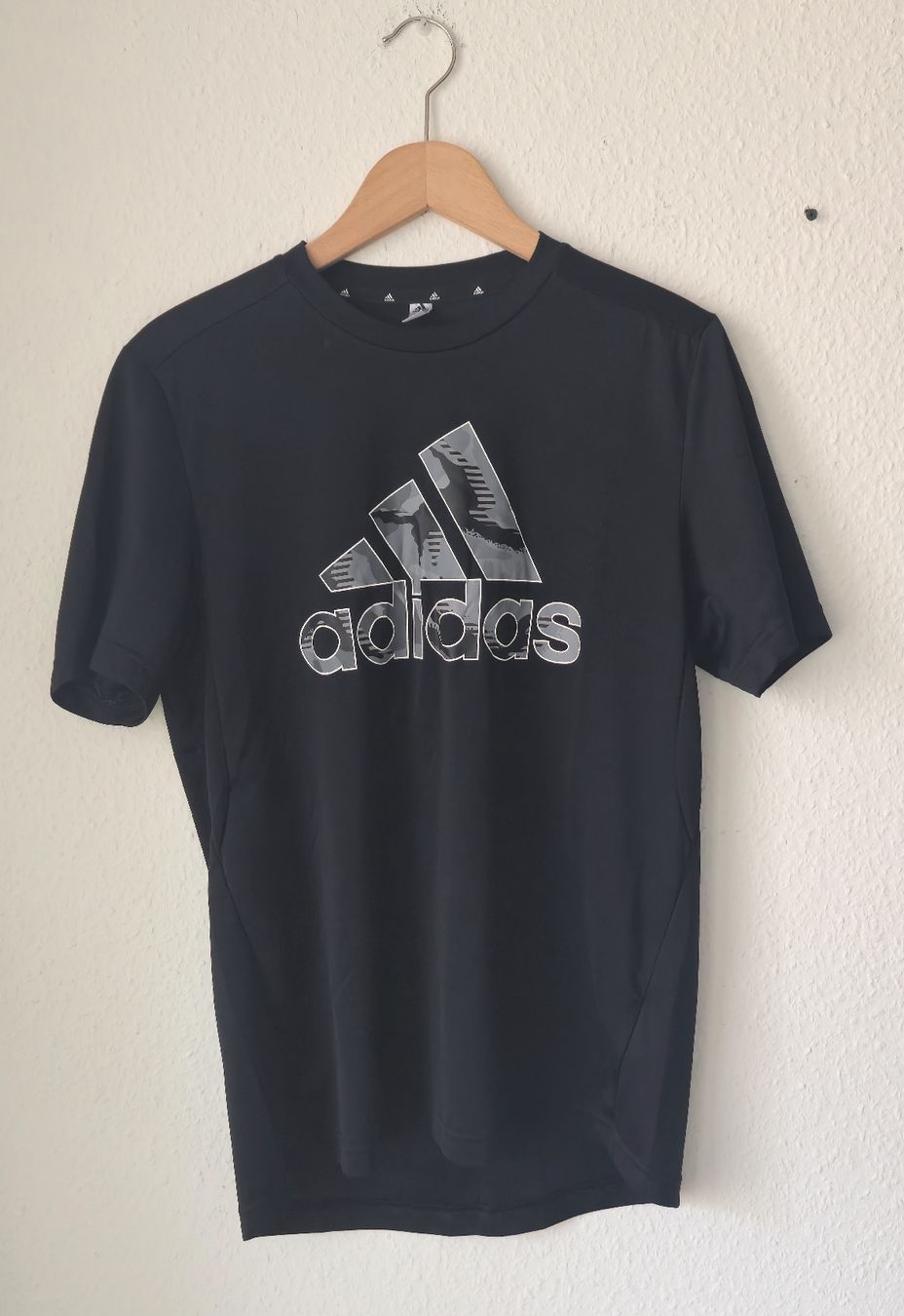 Adidas T-shirt: T-shirt Adidas noir - Taille S – Usato da Genève venduto da MariaS2 1