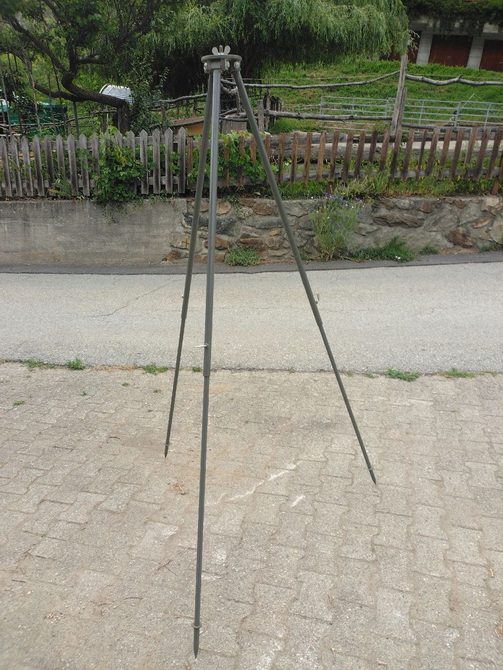 Treppiedi & Teste: Dreibeinstativ schweizer Armee  – Usato da Filet venduto da Guschti. 1