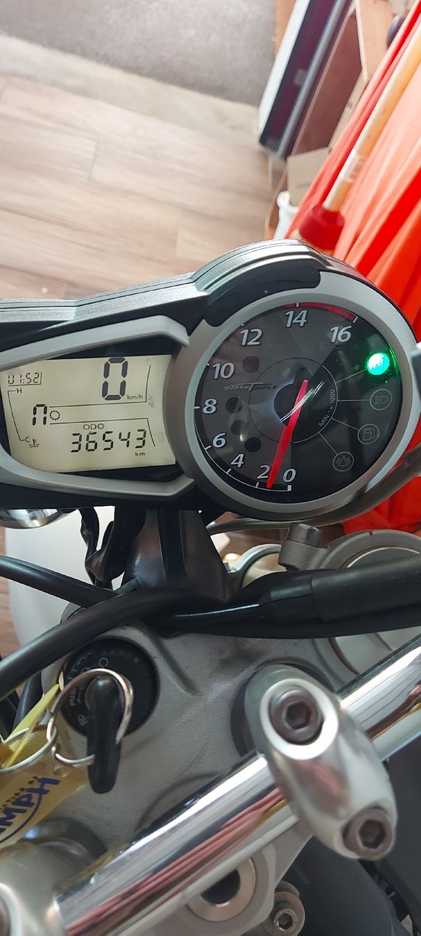 Triumph Strasse: Triumph Street Triple Motorrad – Gebraucht aus Schüpfen von BuffaloB 5