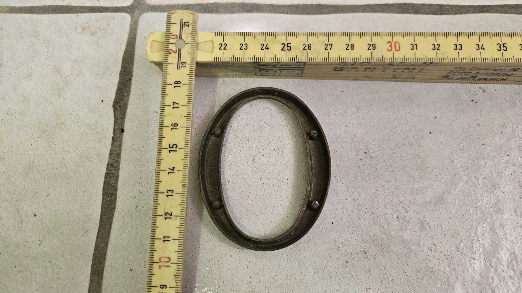 Tutte le decorazioni: 2 lettere di metallo "O" – Usato da Melano venduto da H-Sara 2