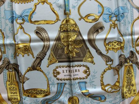 Hermès Seiden Foulard mit Hermès Box