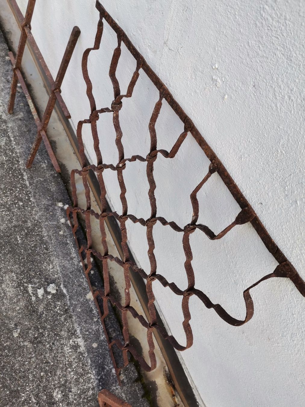 Griglie e Inferriate: Eisengitter, Rostiges Eisengitter, Metall Gartendeko, Rostig – Usato da Wiedlisbach venduto da materialkreislauf 1