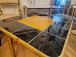 Sehr dekorativer Salon-/Beistelltisch aus Bambus mit Keramik