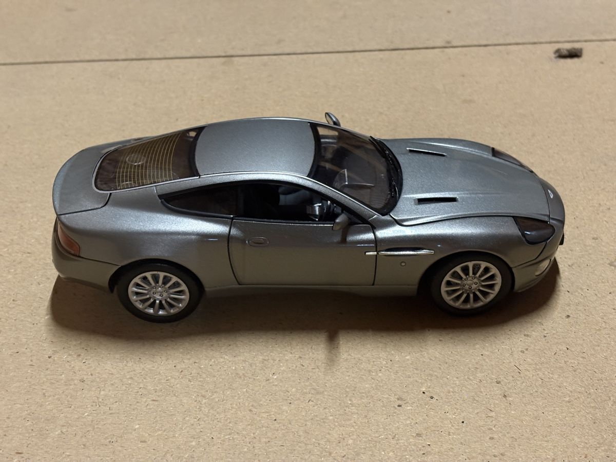 Aston Martin Modellini d'auto: Aston Martin Vantage, Modell 1:18 – Nuovo (secondo la descrizione) da Zürich venduto da clernens 1