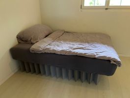 Bett mit Bettgestell aus Karton faltbar grau mit Matratze
