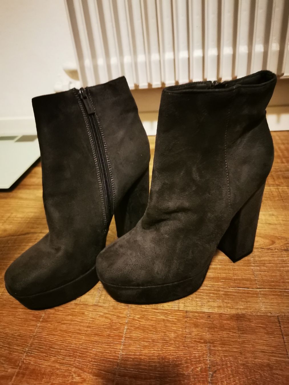 Scarpe da donna: Winter Stiefeletten Wildleder grau, Blockabsatz Gr. 39 – Nuovo (secondo la descrizione) da Balsthal venduto da Leila_Luna