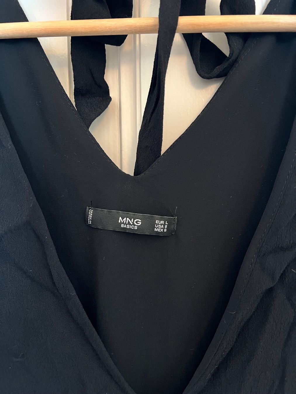 Mango Robes: Robe noire élégante avec volants, Mango – D'occasion à Neuchâtel par Thesebootsaremadeforwalking 3