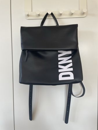 DKNY Rucksack Tilly – Foldover-Look mit Logo-Print