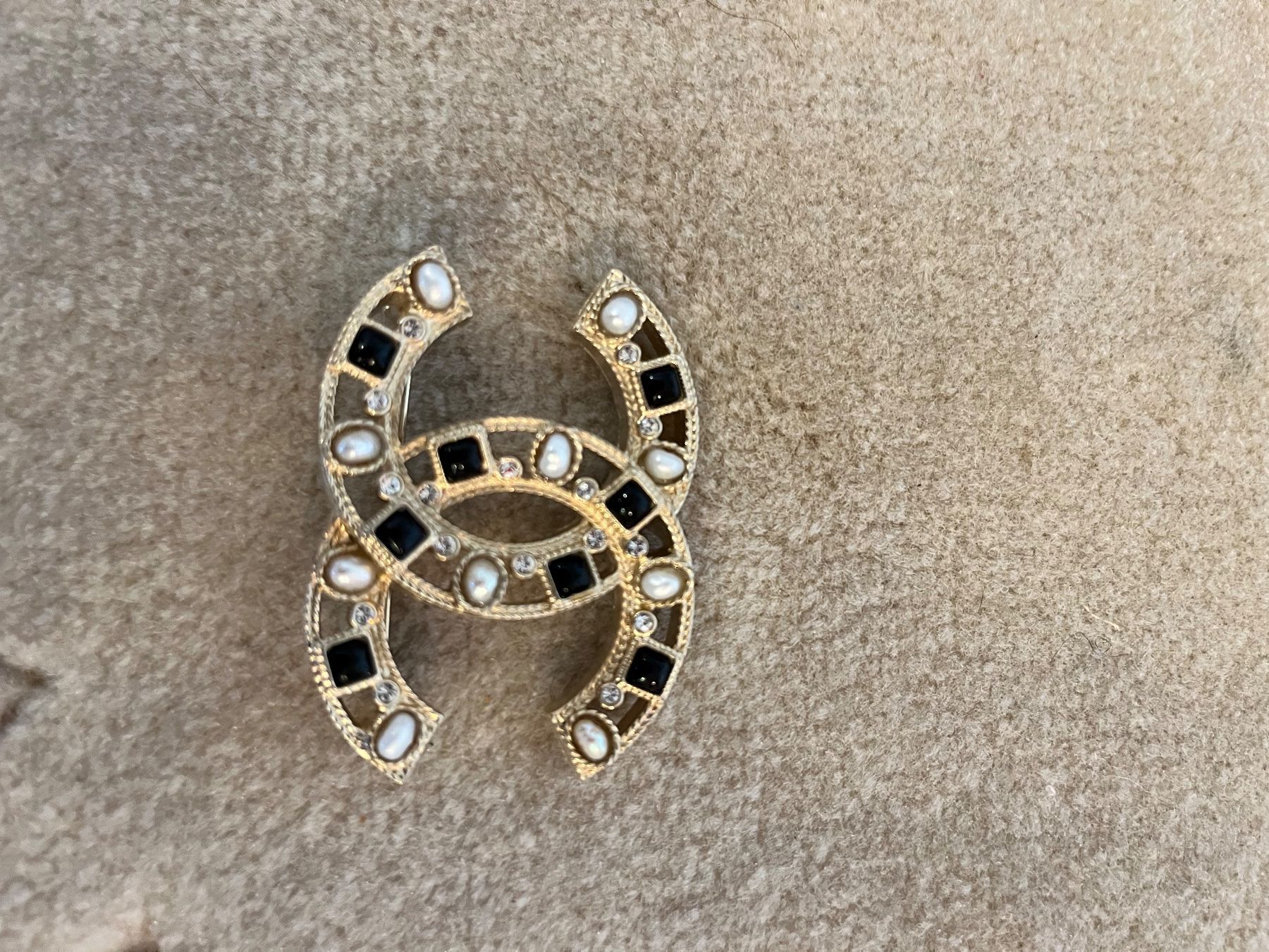 Chanel Spille & Fermagli: Chanel brooch – Nuovo (secondo la descrizione) da Langnau am Albis venduto da anjalimkchotani 1