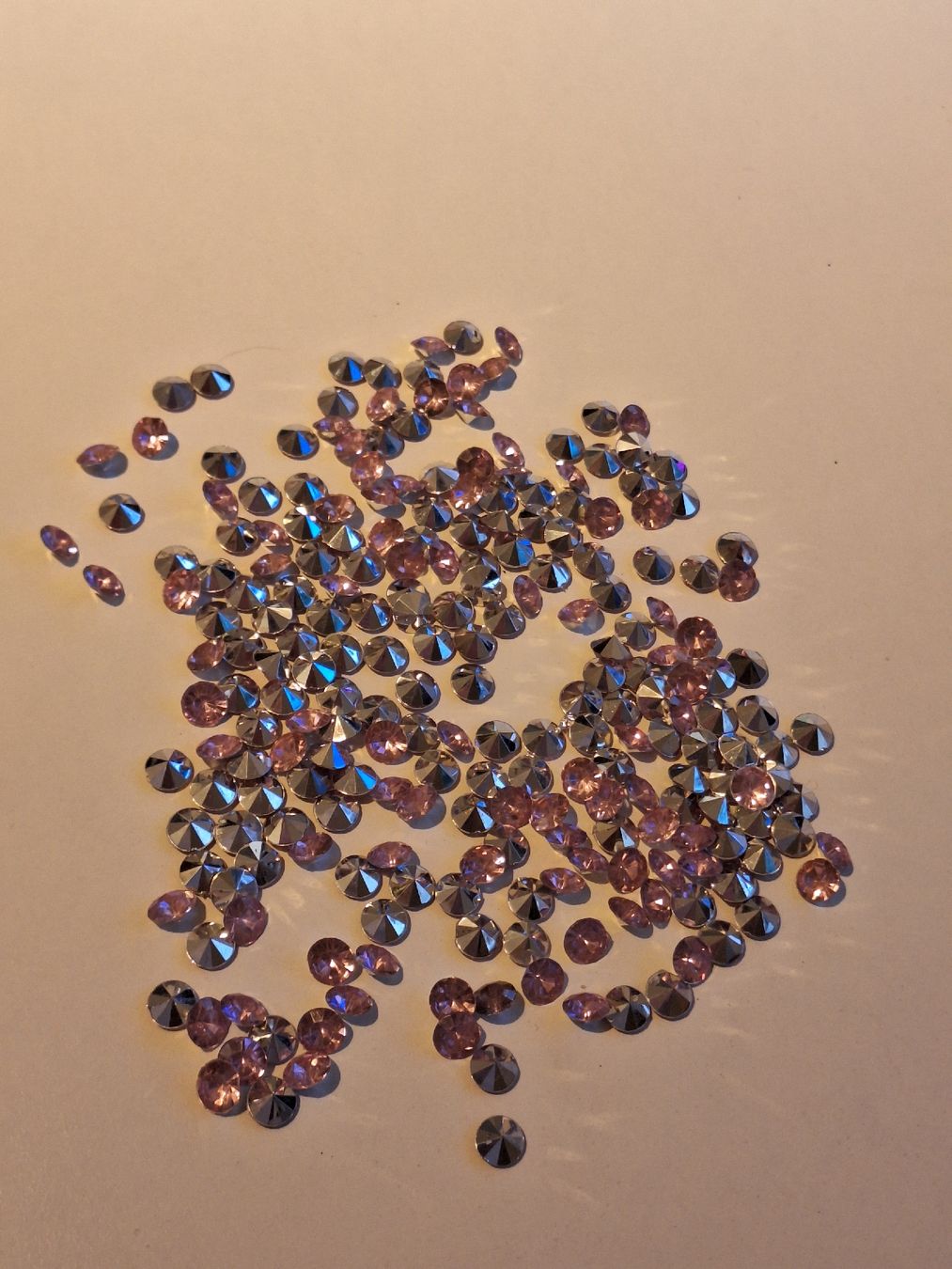 Perlen (unechte): Pink Silberne Kunststoff Diamamten – Neu (gemäss Beschreibung) aus Regensdorf von Schmim