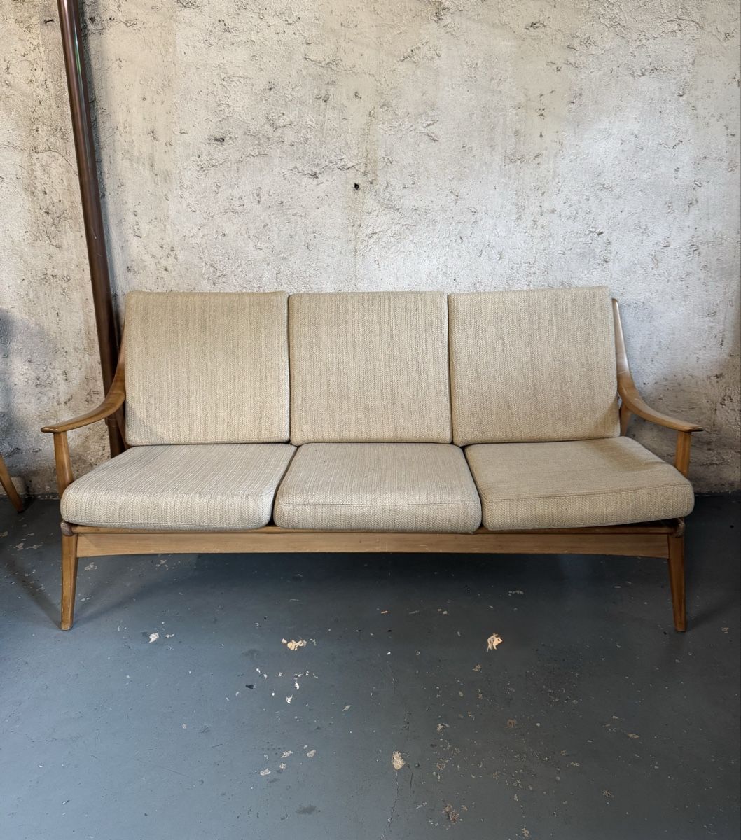 Divani: Mid-Century Sofa – Usato da Zürich venduto da sophievw