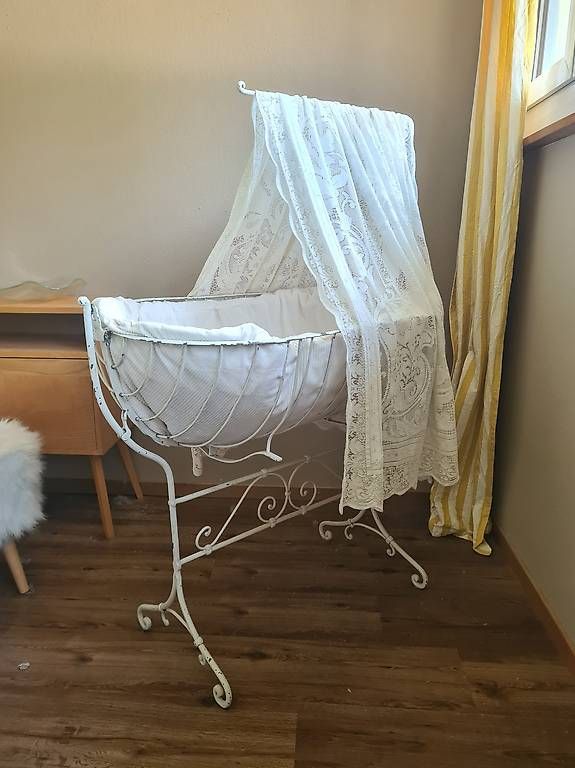 Lits: Antikes Babybett Shabby Chic – D'occasion à Winterthur par PFINGSTROSE07