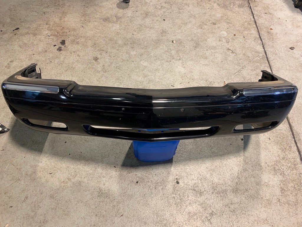 Cadillac Toutes les pièces auto: Stossstange Cadillac Eldorado 1995 vorne – D'occasion à Stetten AG par klappag