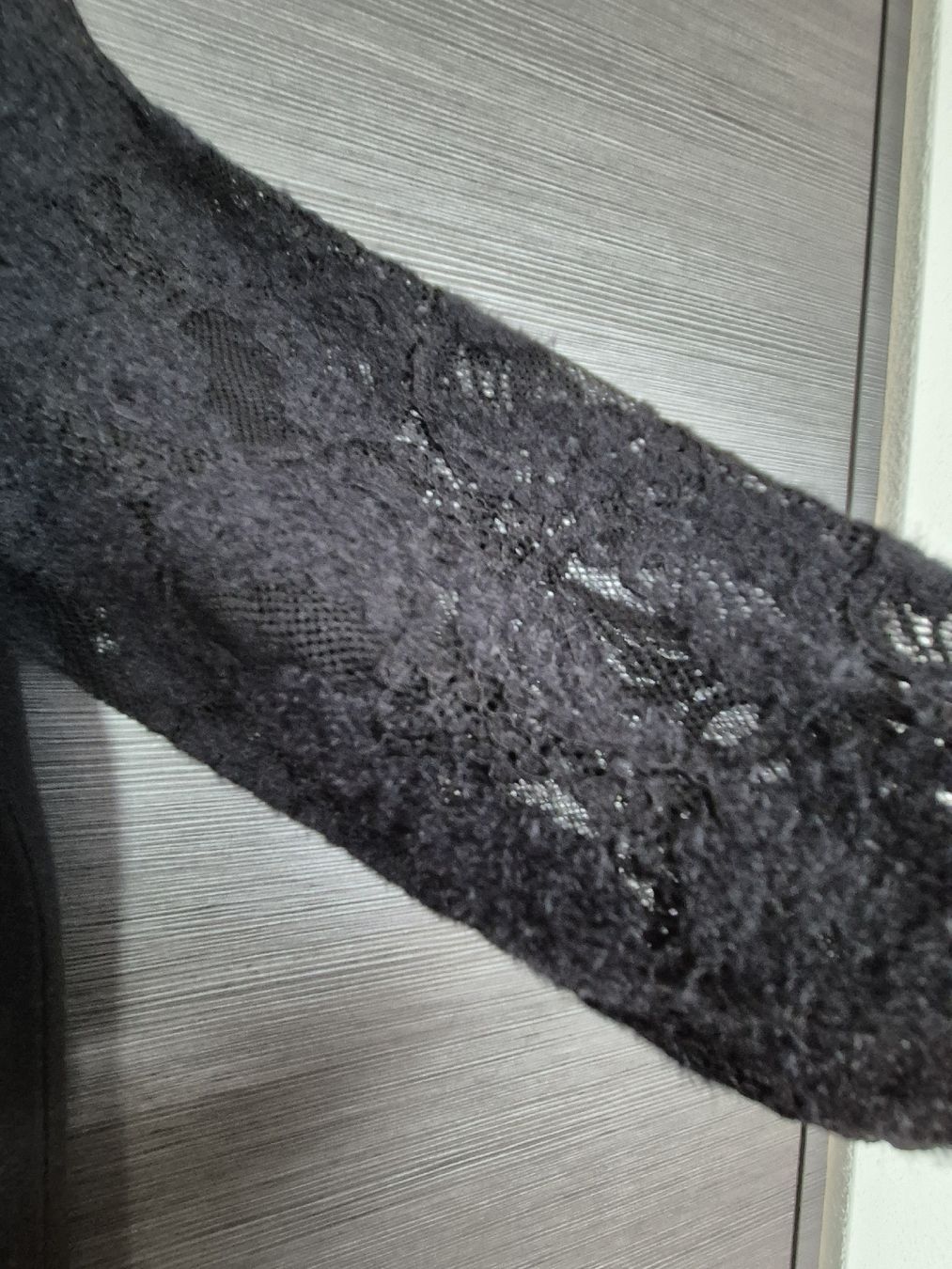 Pullover & Sweatshirts: Schwarzer Pullover mit Spitze an den Ärmeln, Gr.38 – Gebraucht aus Römerswil LU von cfm_j789 1