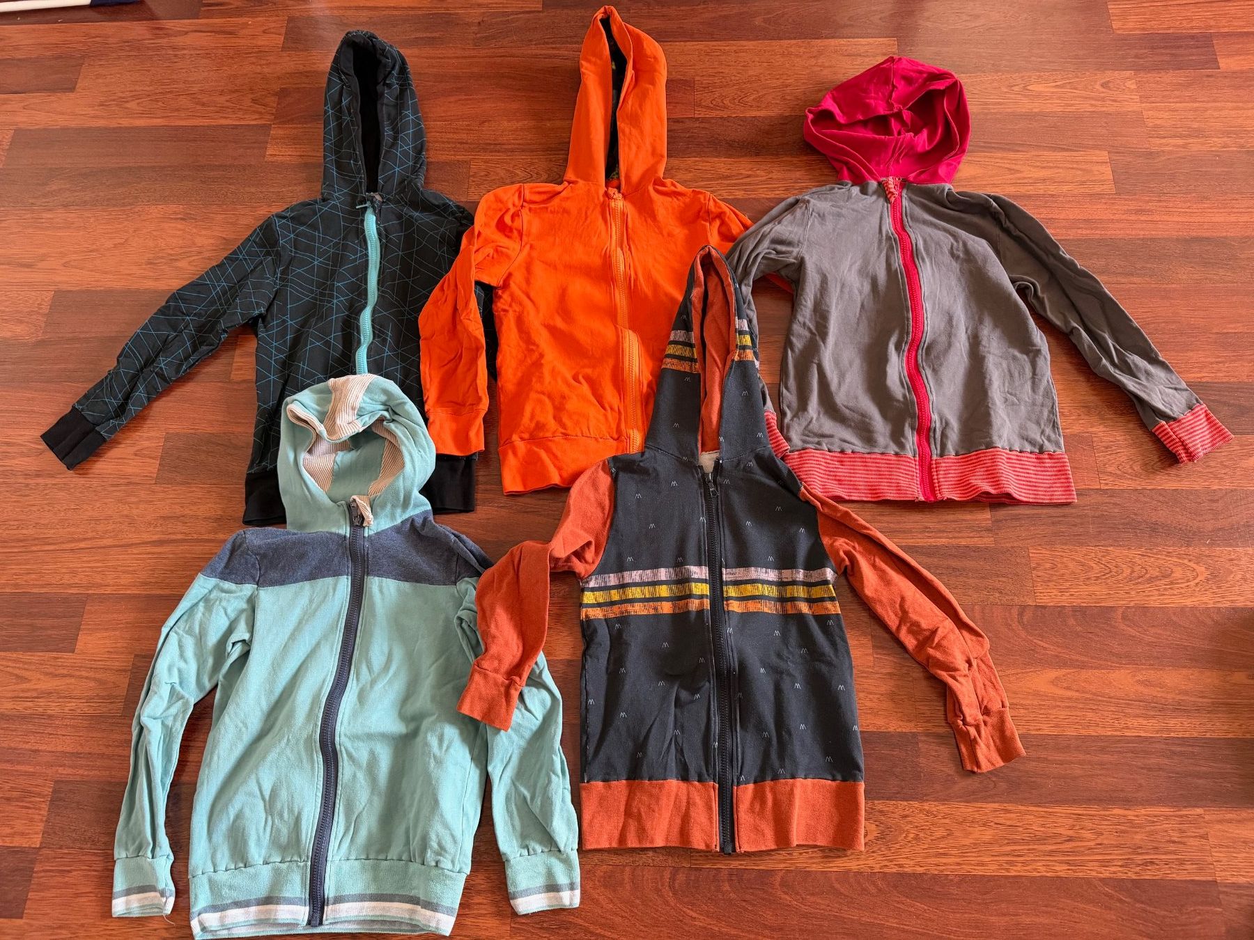 Lotti & Set di vestiti: Kapuzen-Jäggli Set, Grösse 134/140 – Usato da Endingen venduto da wubi