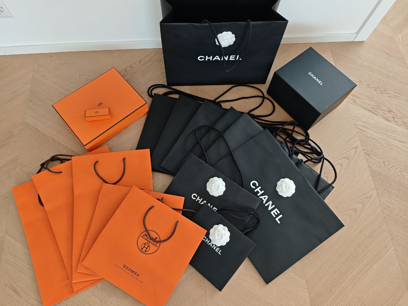 Chanel Taschen für Damen: CHANEL & HERMÈS Boxen & Papiertaschen – Gebraucht aus Erlenbach ZH von nlh