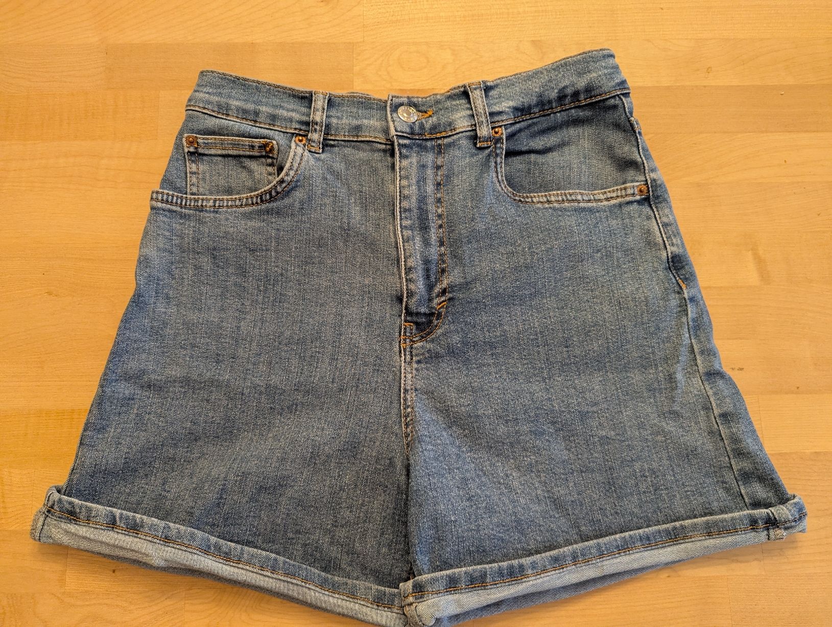 Pull&Bear Pantalons: short en jean pull&bear 38 – D'occasion à Montreux par dem_gyt9
