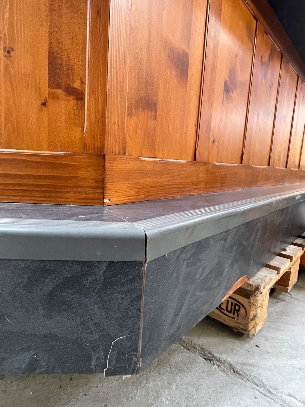 Allestimento di negozi e stand fieristici: Bar – Usato da Düdingen venduto da Sargent 2