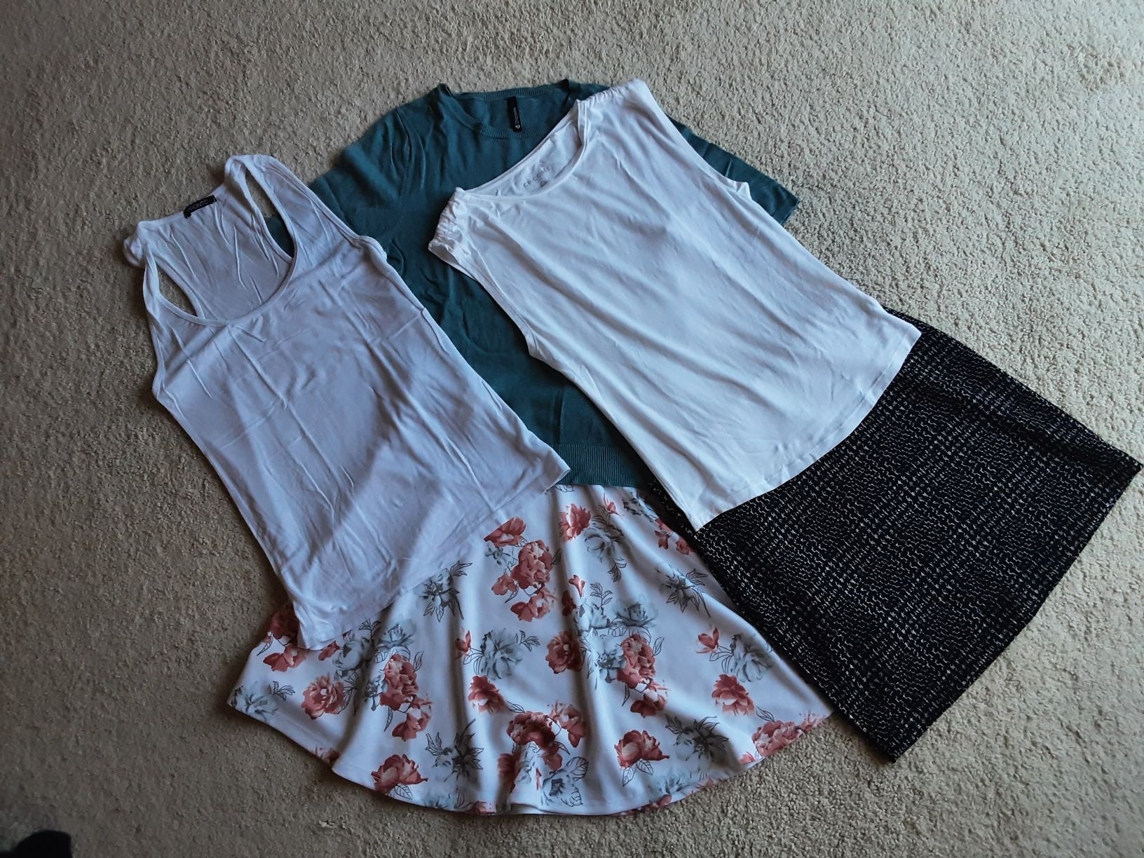 Lots de vêtements: Sommer Paket: 4 Damenkleider Gr. S – D'occasion à Altdorf UR par Brandli 1