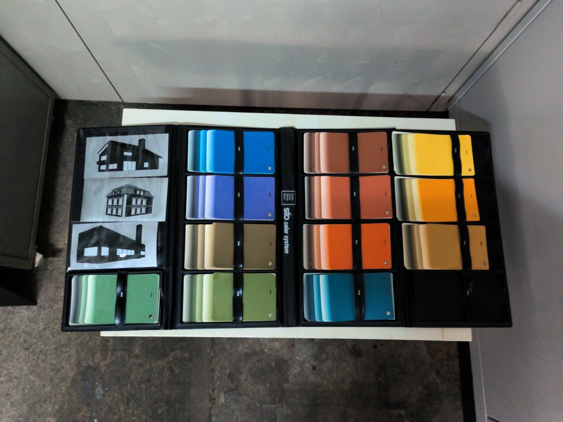 Tutti gli attrezzi: Sto Color System Farbfächer (auch für Kids zum spielen) – Usato da Wabern venduto da Silencio