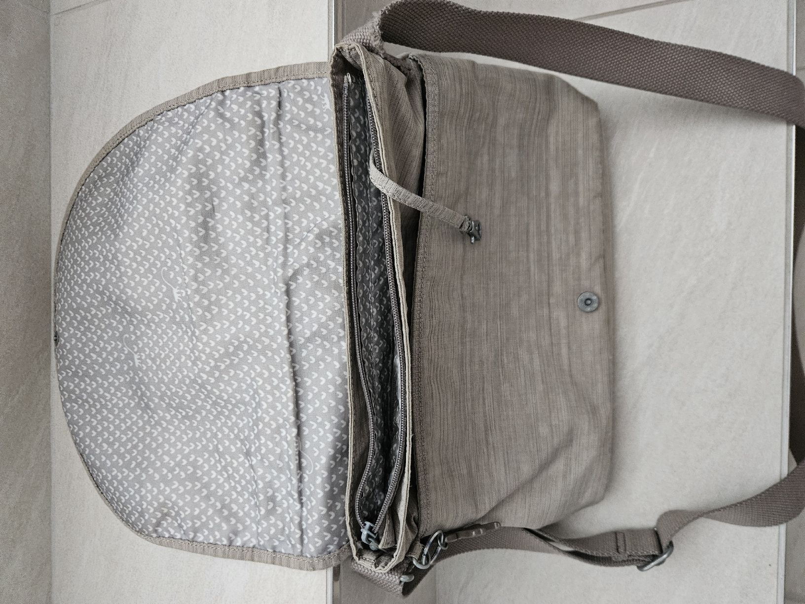 Kipling Sacs femmes: Umhaengetasche Kipling grau beige guter Zustand – D'occasion à Stetten AG par Churros01 2