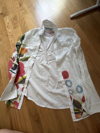 Blouse blanche à fleurs Desigual 