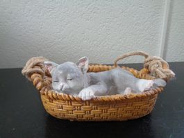 Schlafende Katze im Korb (17 cm)