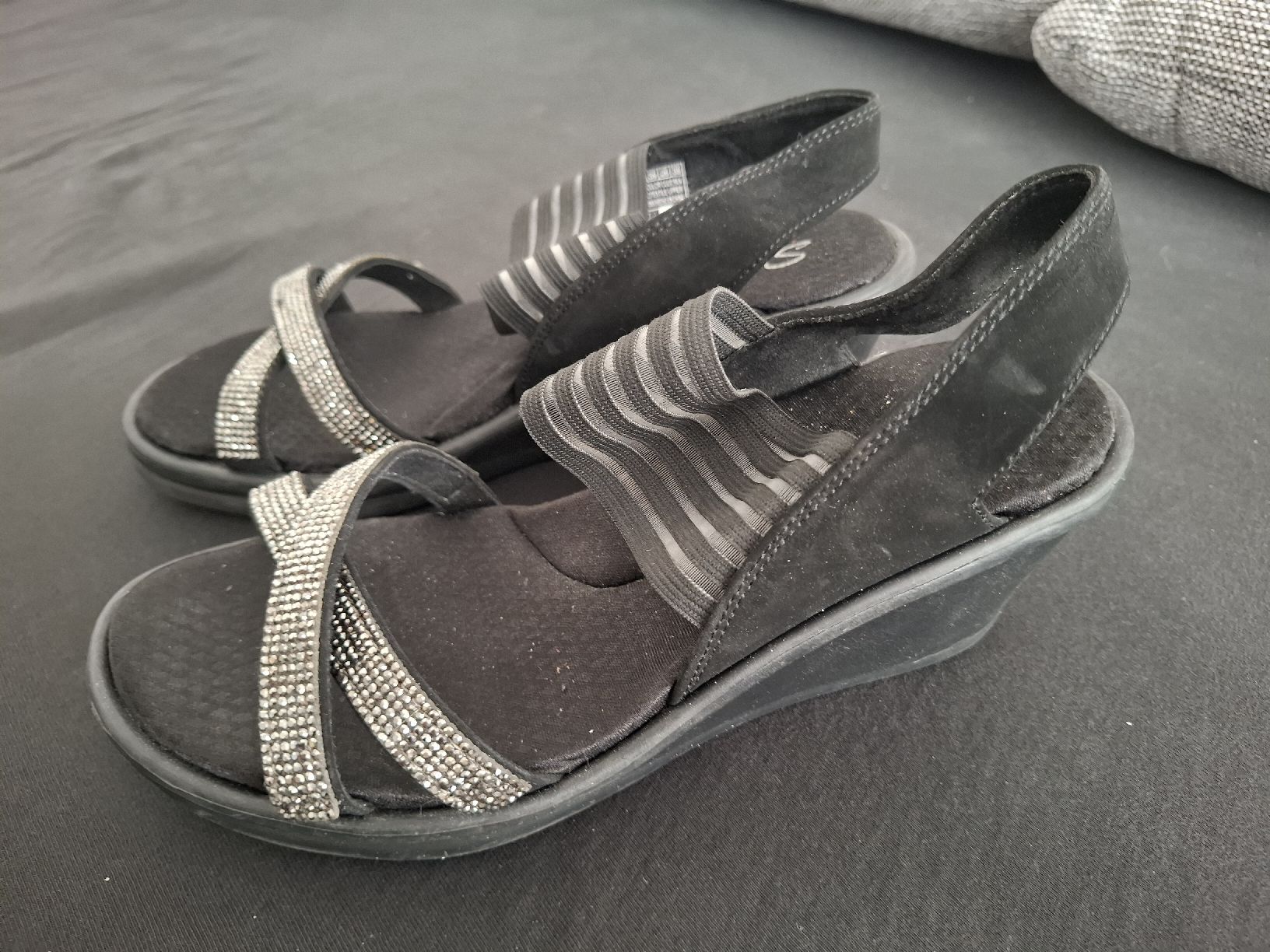 Skechers Damenschuhe: Skechers Keilsandale schwarz – Neu (gemäss Beschreibung) aus Wangen SZ von Mschatz 1